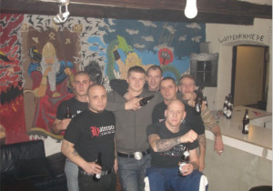 Erwin (hinten mittig) mit seinen Nazi-Freunden im Objekt 21