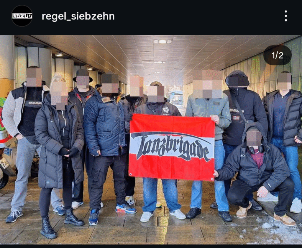 Neonazis der Tanzbrigade Wien posieren in Floridsdorf mit einer Fahne in den Farben: Rot-Weiß-Rot mit der Aufschrift "Tanzbrigade". Auf dem Bild sind 10 Personen. Die Gesichter sind nicht zu erkennen weil diese verpixelt sind. 